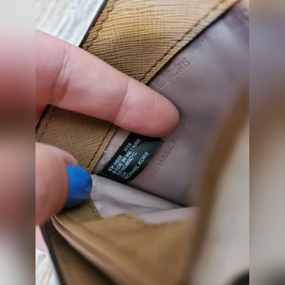 MICHAEL KORS CARRYALL CARD - Picture 9 of 11